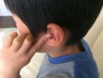 子どもが耳を気にしている時は中耳炎の可能性！？このサインに要注意！